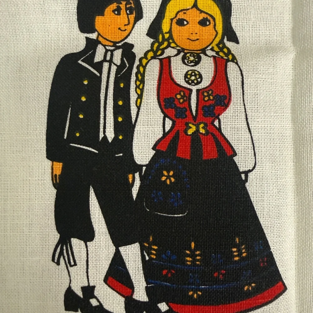 Runni Tekstltrykk Square‎ Red Yellow Floral Folklore Tablecloth Norway 34